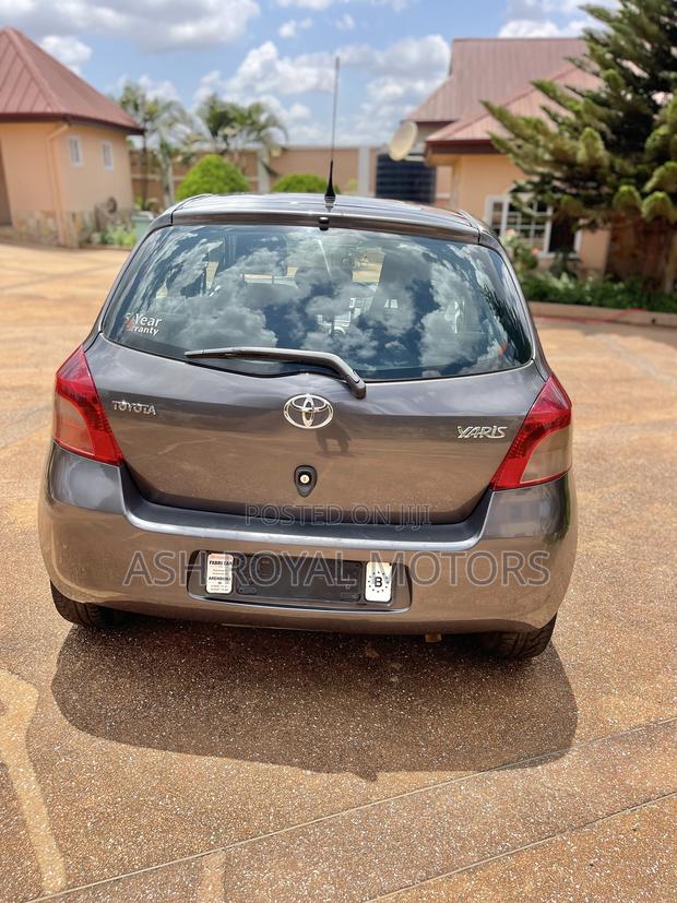 Toyota Yaris Base Hatchback 5dr 2010 Gray