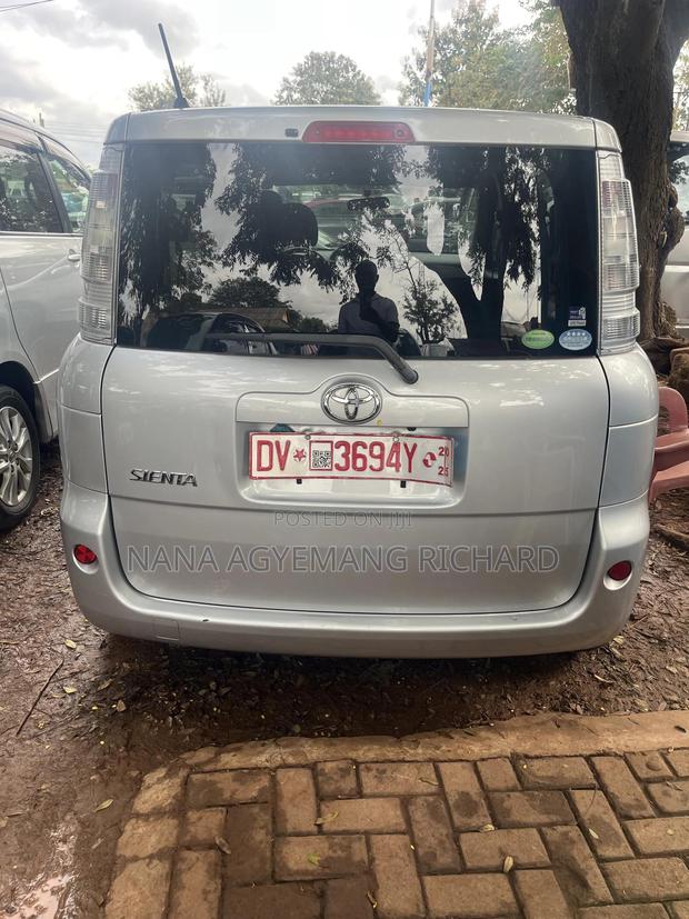 Toyota Sienta 1.5 FWD 2013 Silver