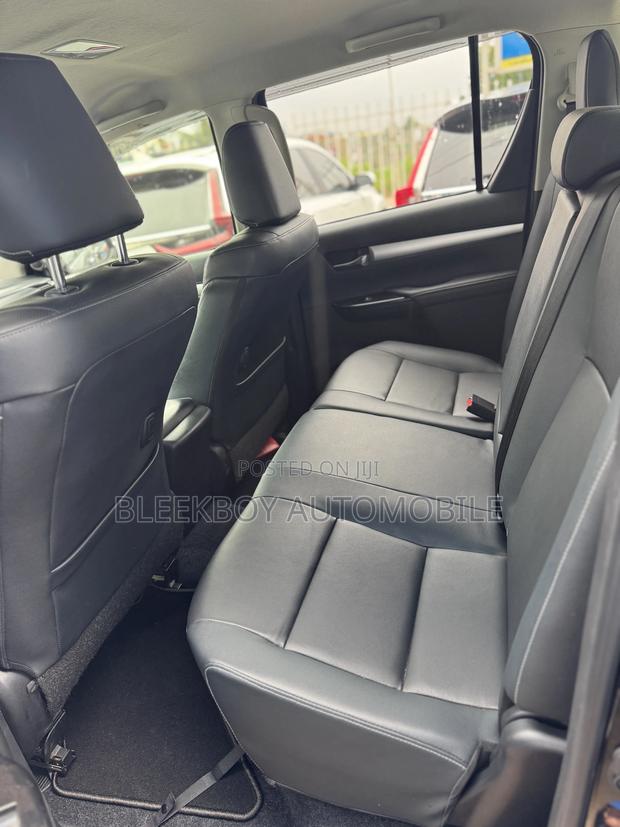 Toyota Hilux 2021 Black