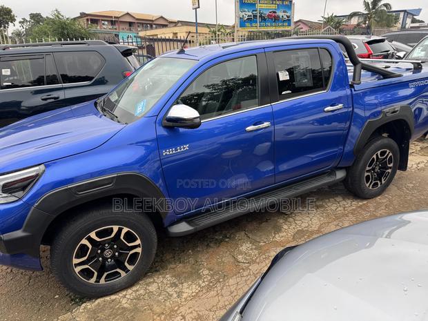Toyota Hilux 2021 Blue