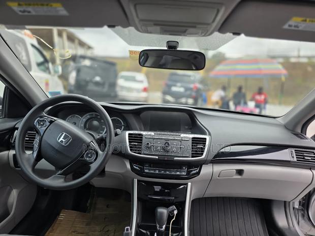 Honda Accord LX 4dr Sedan FWD (2.4L 4cyl 2A) 2017 Silver