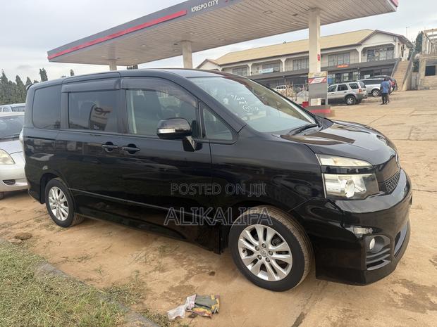 Toyota Voxy 2012 Black