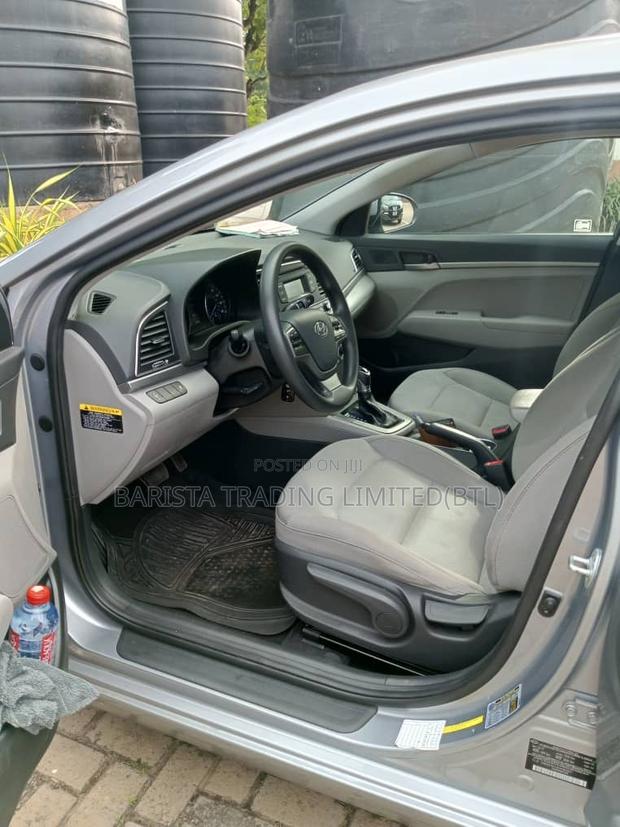 Hyundai Elantra SE Sedan FWD (2.0L 4cyl 6M) 2017 Silver