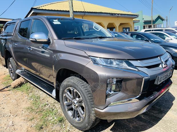 Mitsubishi L200 Double Cab 2.2 4WD 2020 Brown