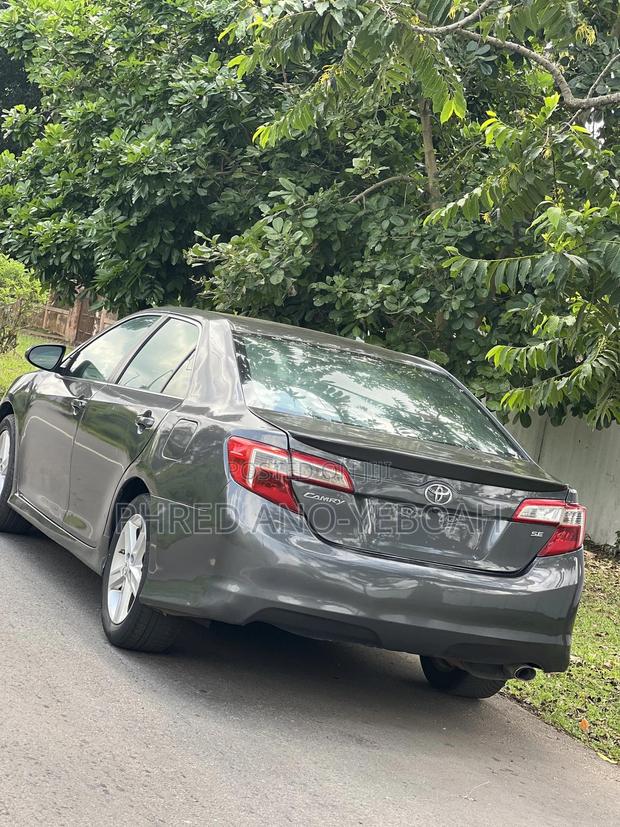 Toyota Camry SE 4dr Sedan (2.5L 4cyl 6A) 2014 Gray