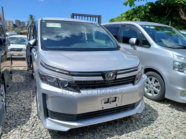Toyota Voxy 2015 Silver