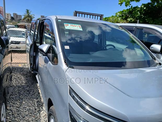 Toyota Voxy 2015 Silver