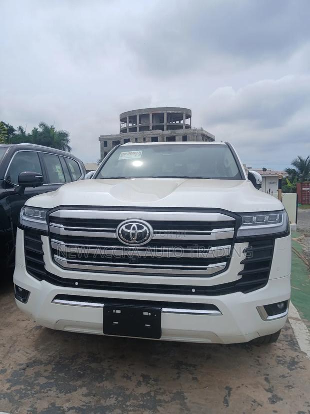 New Toyota Land Cruiser LC300 2025 White