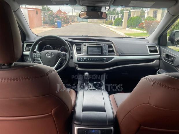 Toyota Highlander LE 2019 Silver