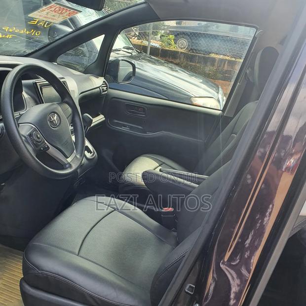 Toyota Noah 2015