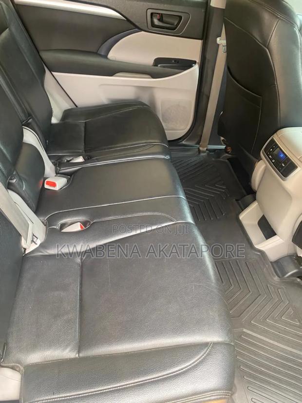 Toyota Highlander XLE 2019 Brown