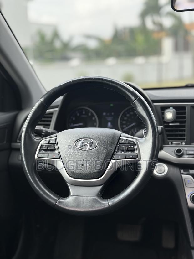 Hyundai Elantra Value Edition Sedan FWD (2.0L 4cyl 6A) 2017 Silver