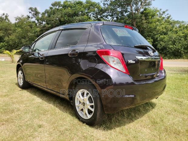 Toyota Vitz 1.3 FWD 5dr 2013 Maroon