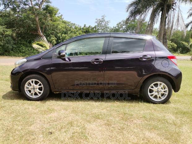 Toyota Vitz 1.3 FWD 5dr 2013 Maroon