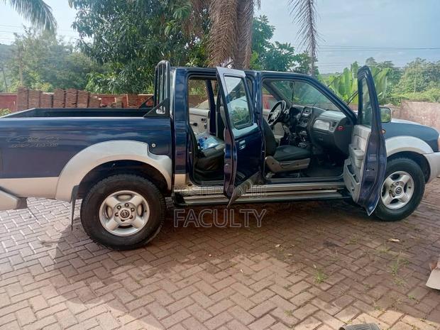 Nissan Navara 2013 Blue
