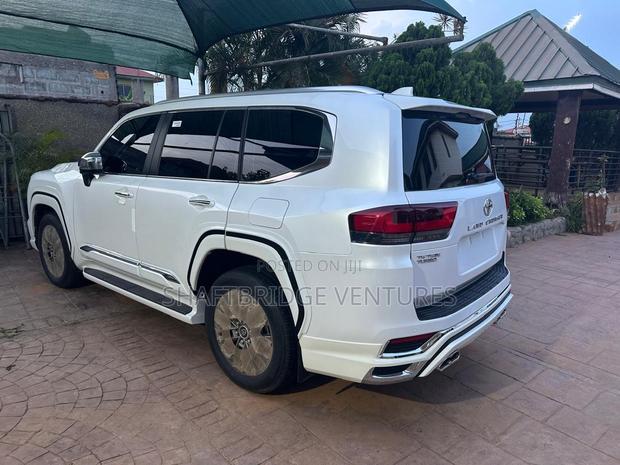 New Toyota Land Cruiser LC300 2025 White