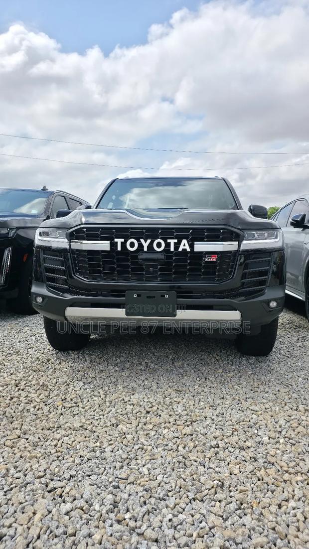 Toyota Land Cruiser LC300 2025 Black