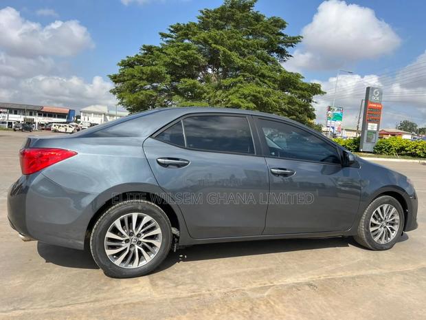 Toyota Corolla XLE (1.8L 4cyl 2A) 2018 Gray