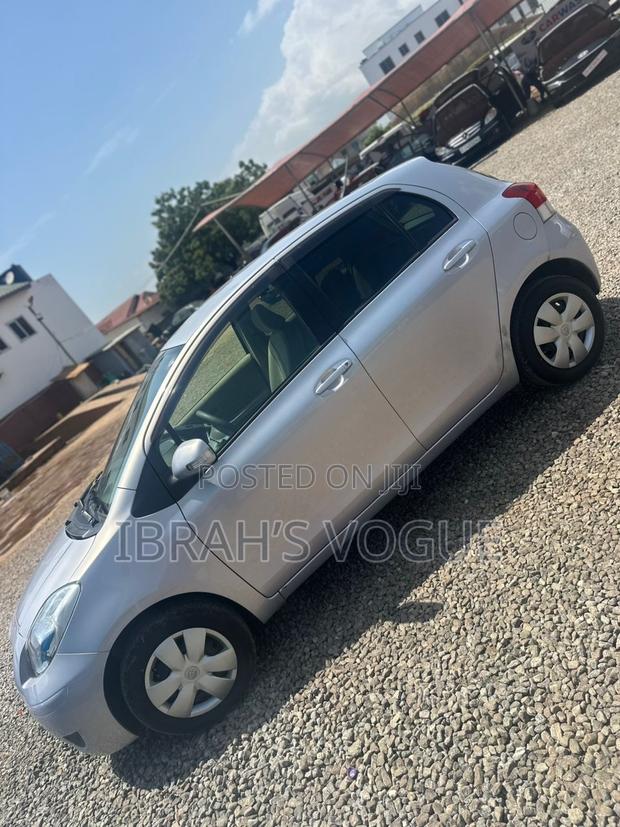 Toyota Vitz 2010 Silver