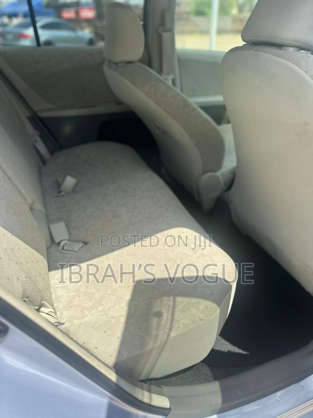 Toyota Vitz 2010 Silver