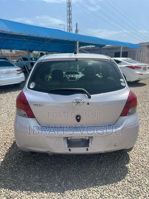 Toyota Vitz 2010 Silver