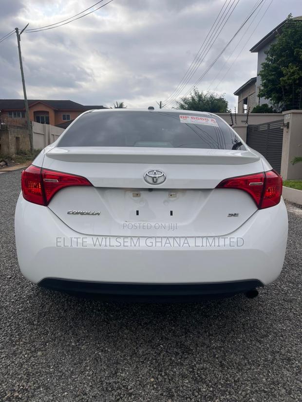 Toyota Corolla SE (1.8L 4cyl 2A) 2018 White