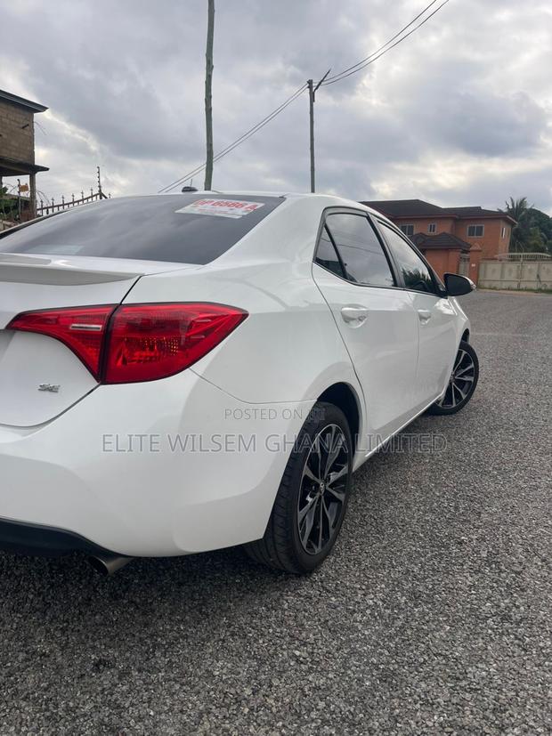 Toyota Corolla SE (1.8L 4cyl 2A) 2018 White