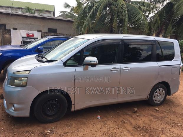 Toyota Voxy 2012 Silver