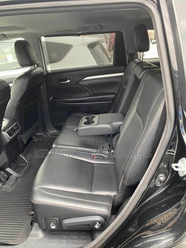 Toyota Highlander XLE 4x4 V6 (3.5L 6cyl 8A) 2018 Black