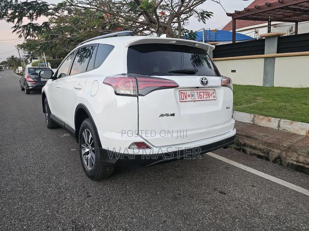 Toyota RAV4 XLE 4dr SUV AWD (2.5L 4cyl 6A) 2018 White