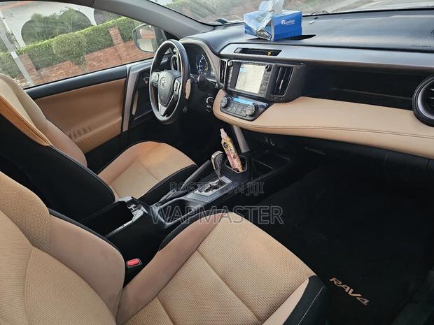 Toyota RAV4 XLE 4dr SUV AWD (2.5L 4cyl 6A) 2018 White
