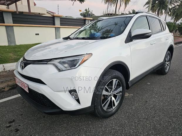 Toyota RAV4 XLE 4dr SUV AWD (2.5L 4cyl 6A) 2018 White
