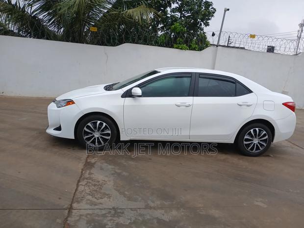 Toyota Corolla LE Eco (1.8L 4cyl 2A) 2018 White