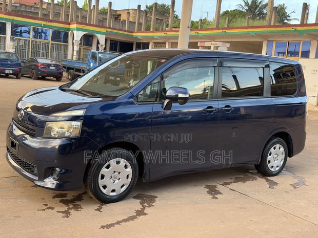 Toyota Voxy 2011 Blue