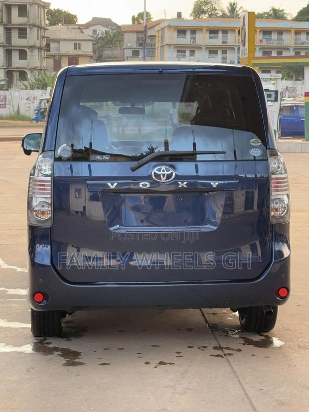 Toyota Voxy 2011 Blue