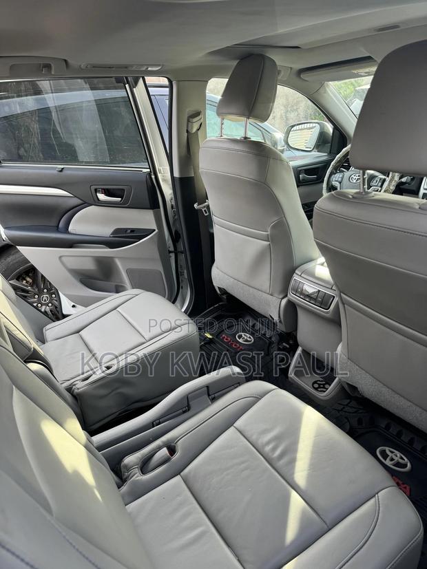 Toyota Highlander XLE 4x2 V6 (3.5L 6cyl 8A) 2018 White