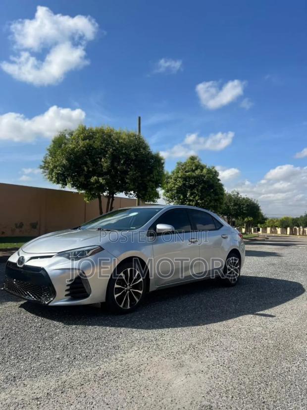 Toyota Corolla SE (1.8L 4cyl 6M) 2018 Silver
