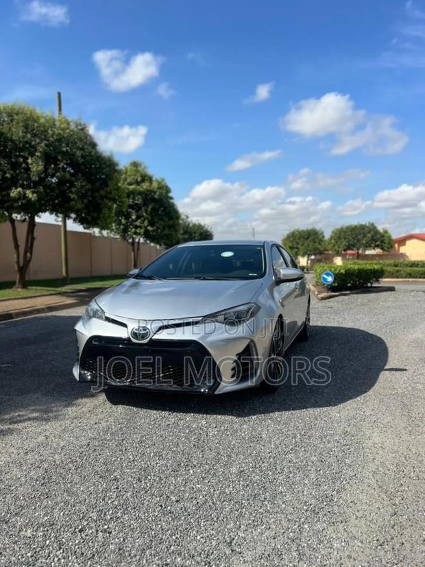 Toyota Corolla SE (1.8L 4cyl 6M) 2018 Silver