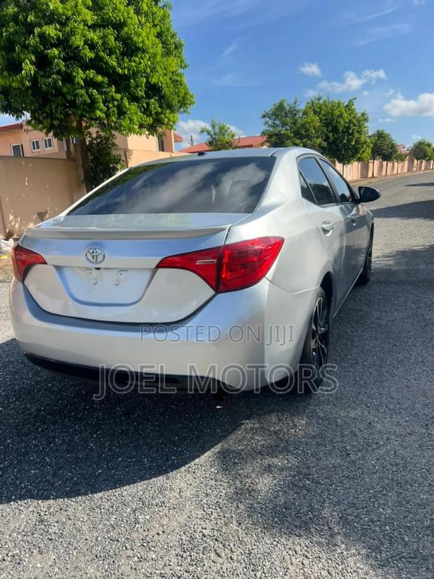 Toyota Corolla SE (1.8L 4cyl 6M) 2018 Silver