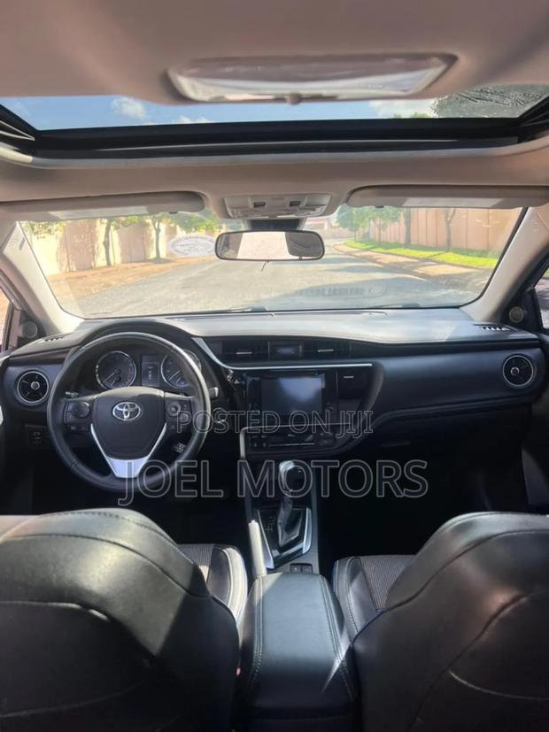Toyota Corolla SE (1.8L 4cyl 6M) 2018 Silver