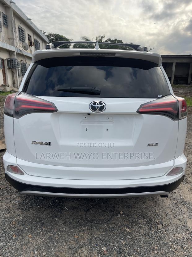 Toyota RAV4 XLE FWD (2.5L 4cyl 6A) 2017 White