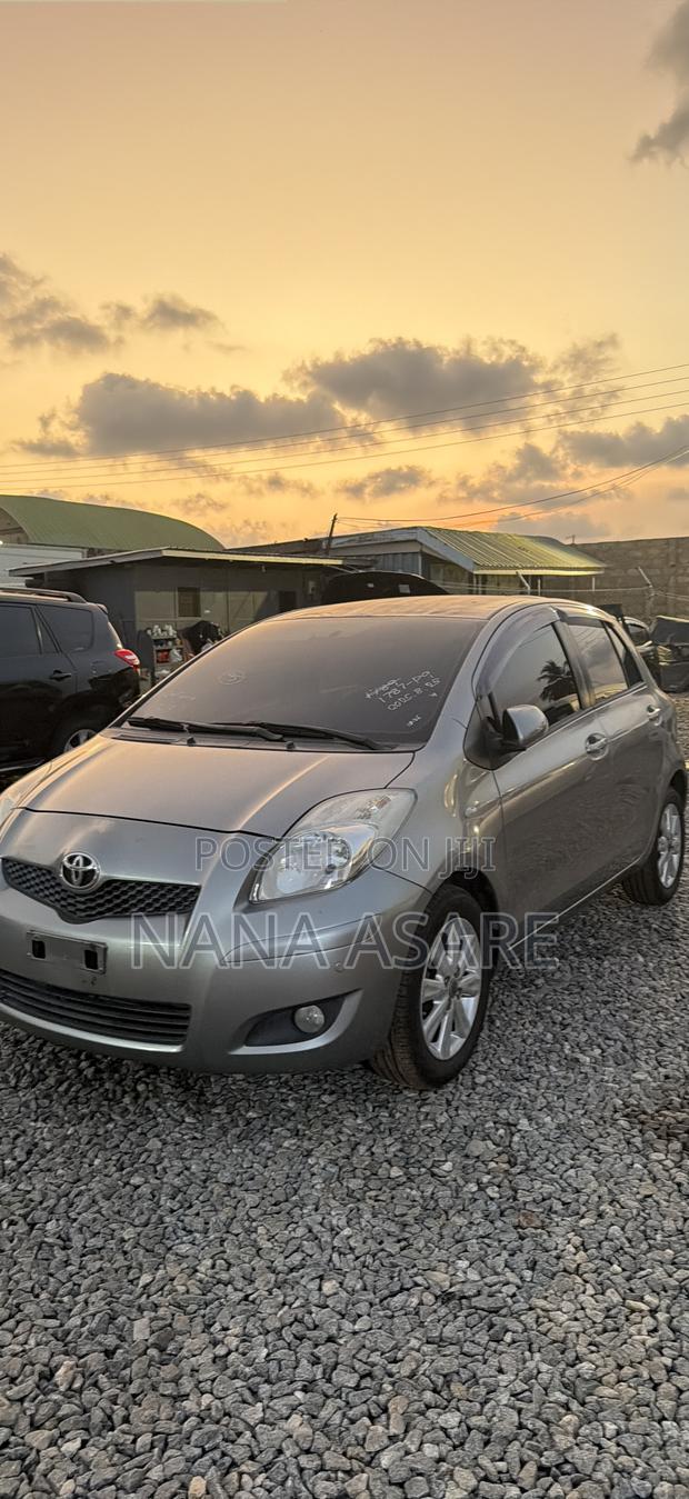 Toyota Yaris SE Hatchback 5dr 2013 Gray