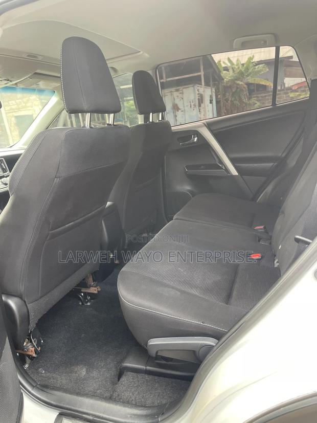 Toyota RAV4 XLE FWD (2.5L 4cyl 6A) 2017 White