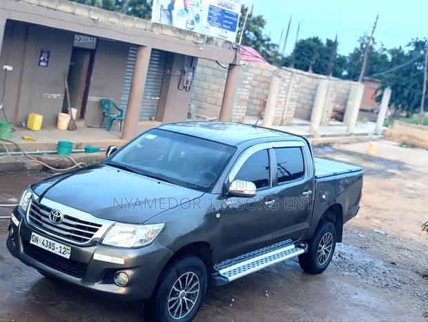 Toyota Hilux 2.5 D-4D 4X4 SRX 2012 Gray