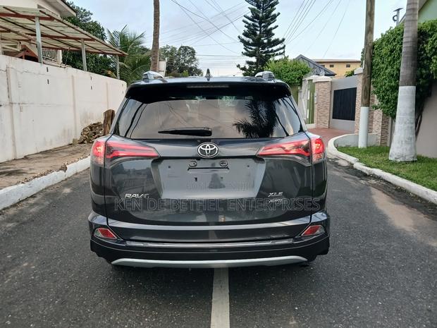 Toyota RAV4 XLE 4dr SUV AWD (2.5L 4cyl 6A) 2018 Gray