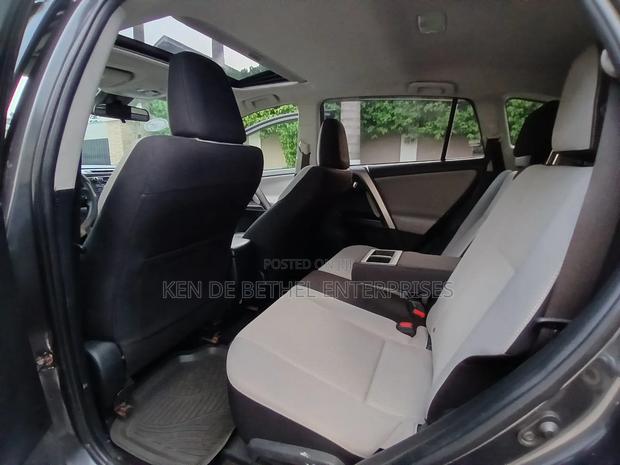 Toyota RAV4 XLE 4dr SUV AWD (2.5L 4cyl 6A) 2018 Gray