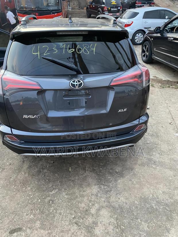 Toyota RAV4 XLE 4dr SUV AWD (2.5L 4cyl 6A) 2018 Gray