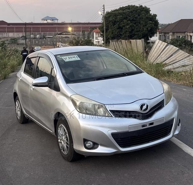 Toyota Vitz 1.3 AWD 5dr 2013 Silver