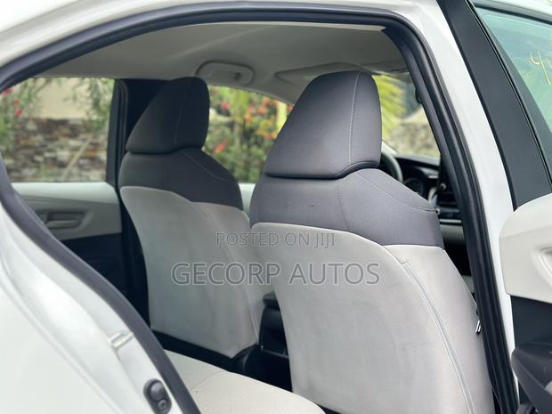 Toyota Corolla LE 2022 White