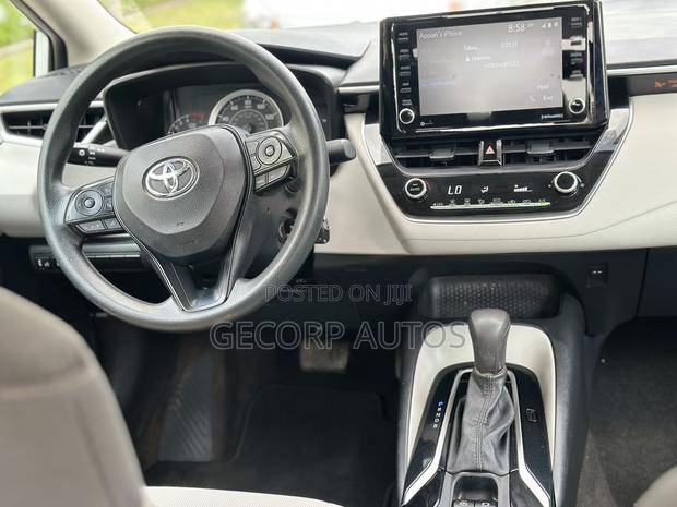 Toyota Corolla LE 2022 White